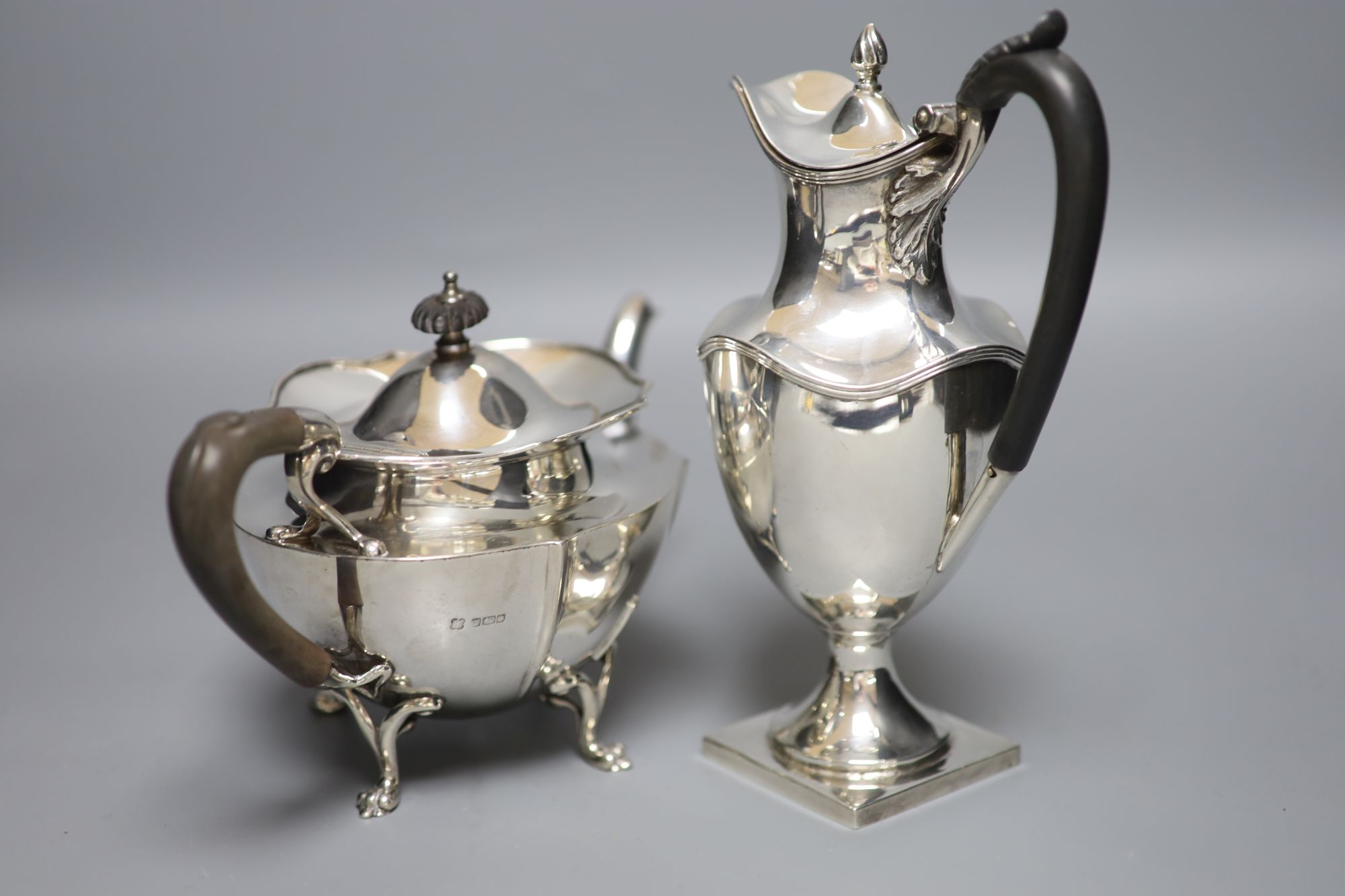 Am Edwardian silver teapot, Sheffield, 1905, an Edwardian silver hot water pot and six cased silver teaspoons,